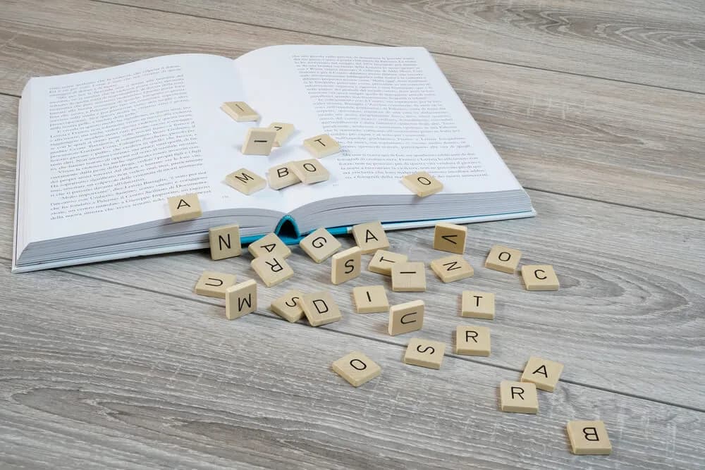 Słownik synonim – znajdź idealne słowa i uniknij powtórzeń w pisaniu